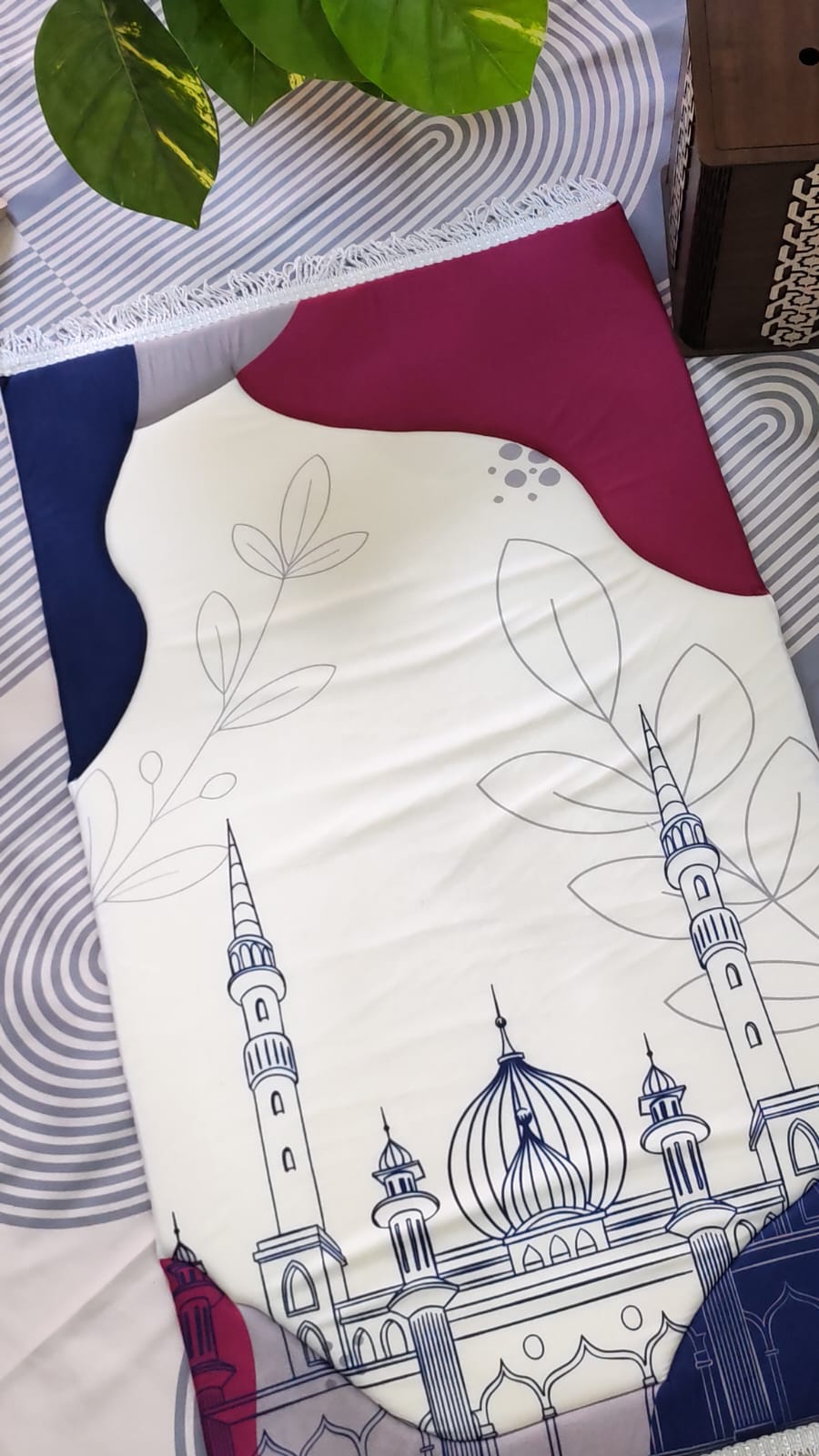 سجادة صلاة فاخرة – لوتس بيرجندي